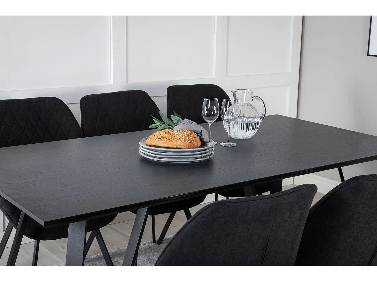 MarinaBLBL ensemble table, table noir et 6 Gemma chaises noir.