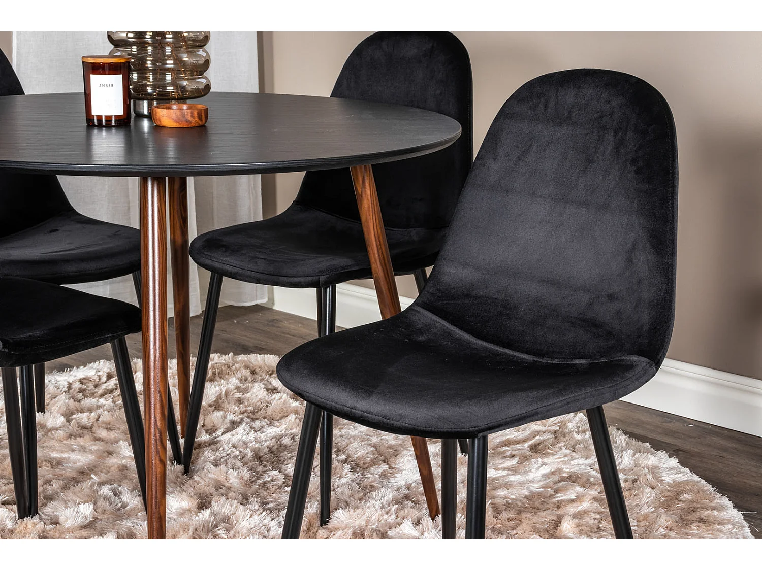 PlazaBLWA100 eethoek eetkamertafel zwart en 4 Polar eetkamerstal velours zwart.