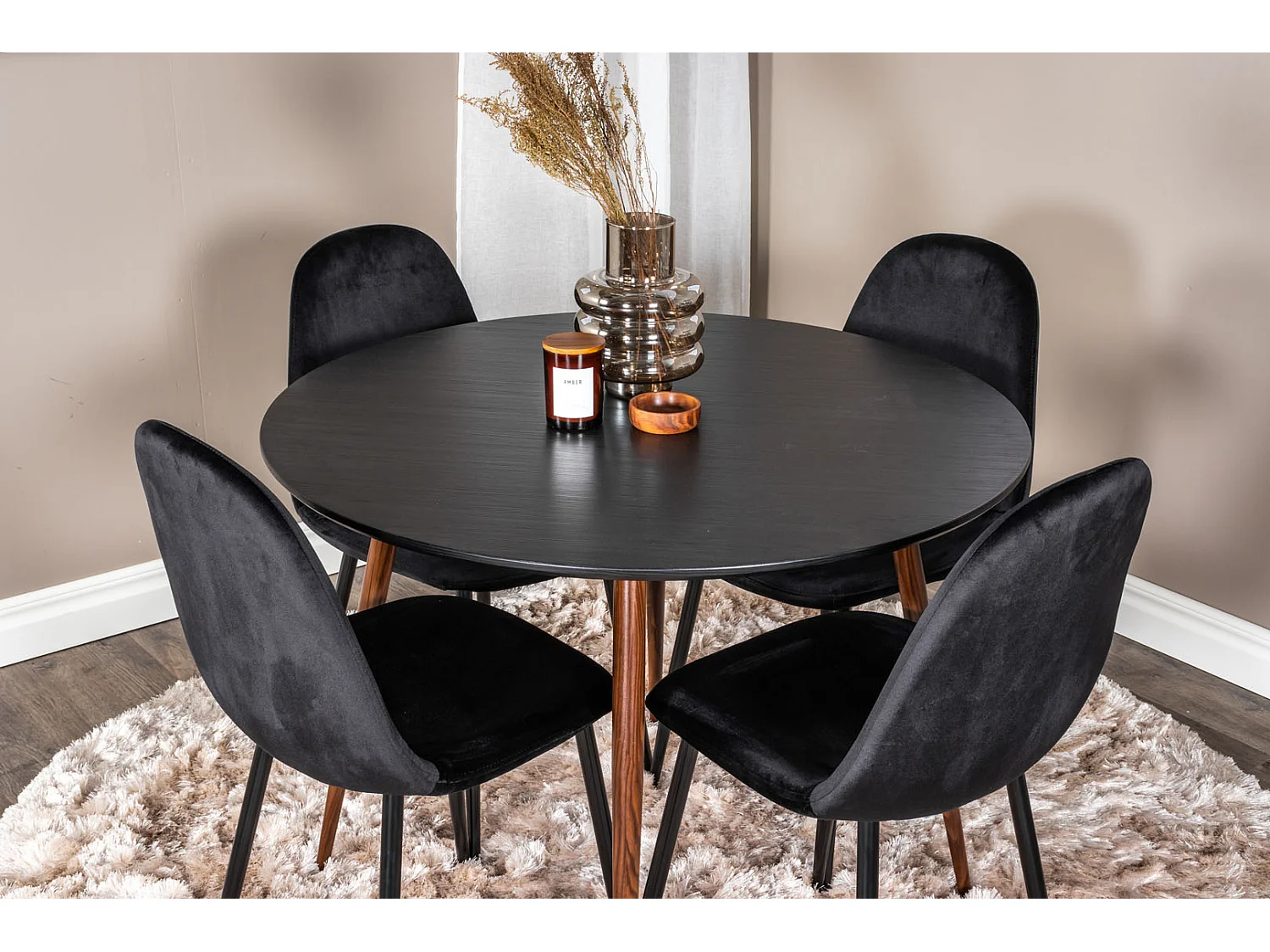 PlazaBLWA100 eethoek eetkamertafel zwart en 4 Polar eetkamerstal velours zwart.