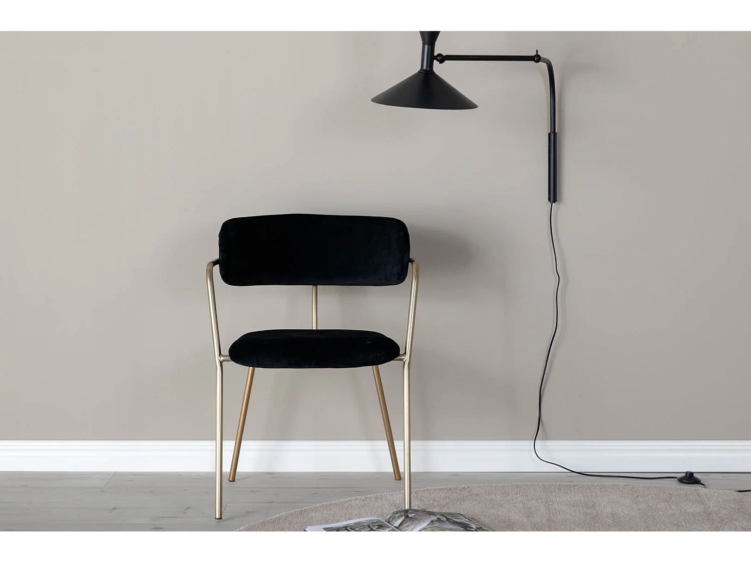 Arrow chaise de salle à manger avec accoudoirs, velours noir, décor en laiton.