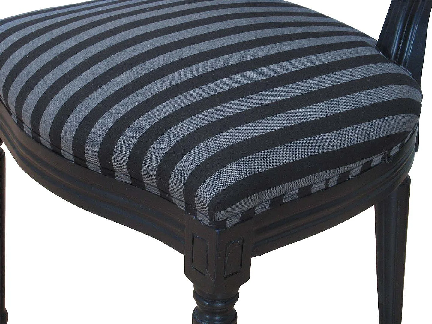 Rokoko/Amaretta Chaise de salle à manger, noir antique, tissu noir rayé.