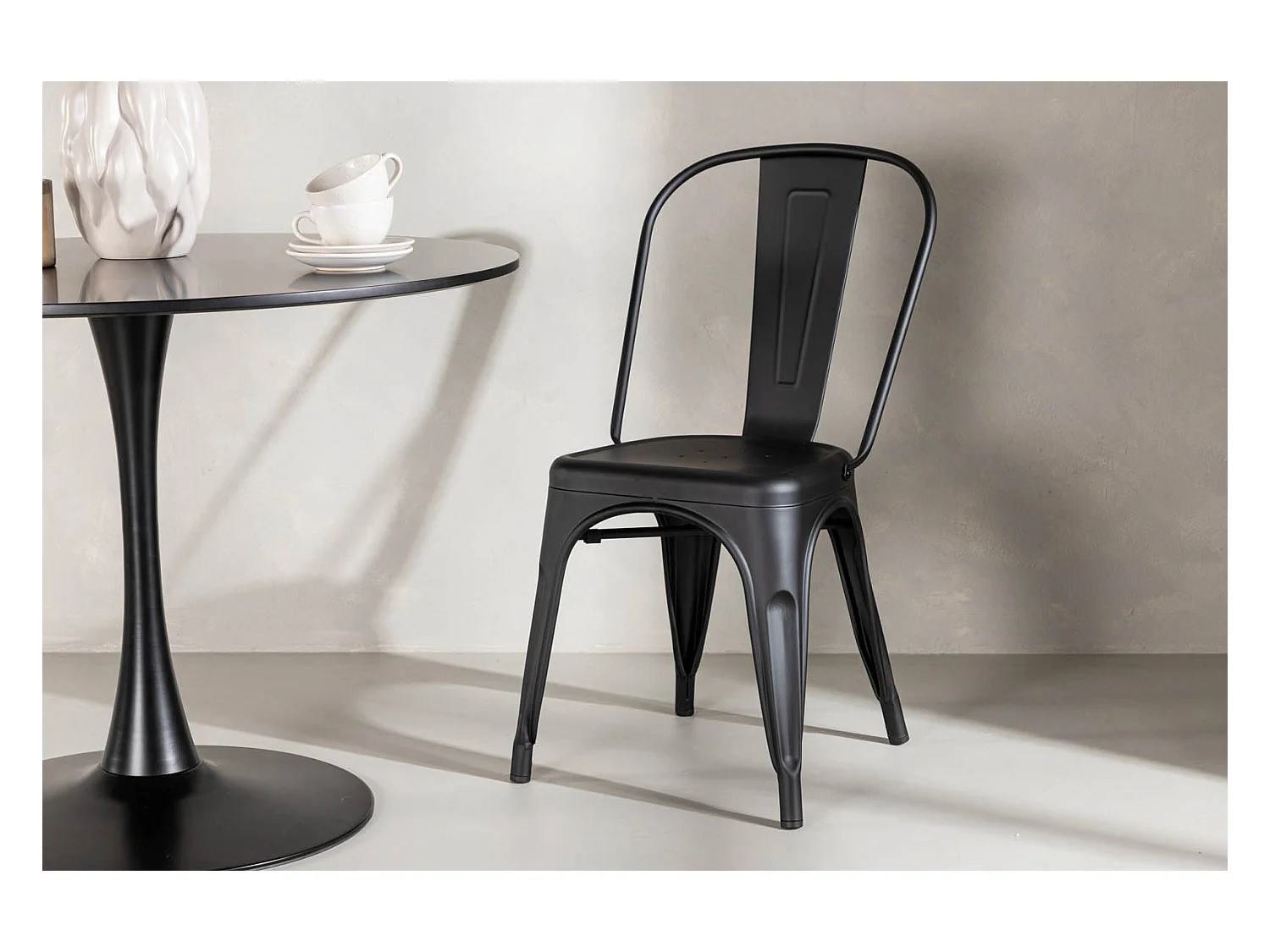 Tempe eetkamerstoel metaal mat zwart.