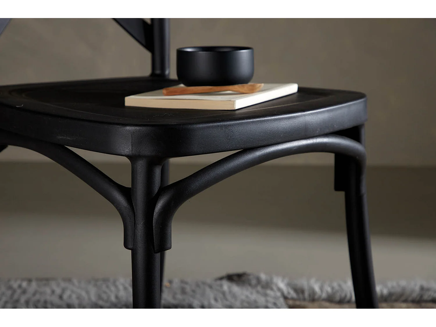 Crosett chaise de salle à manger plastique noir mat.