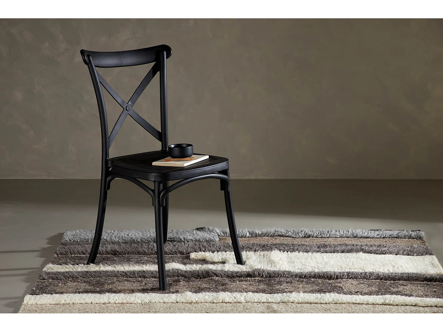 Crosett chaise de salle à manger plastique noir mat.