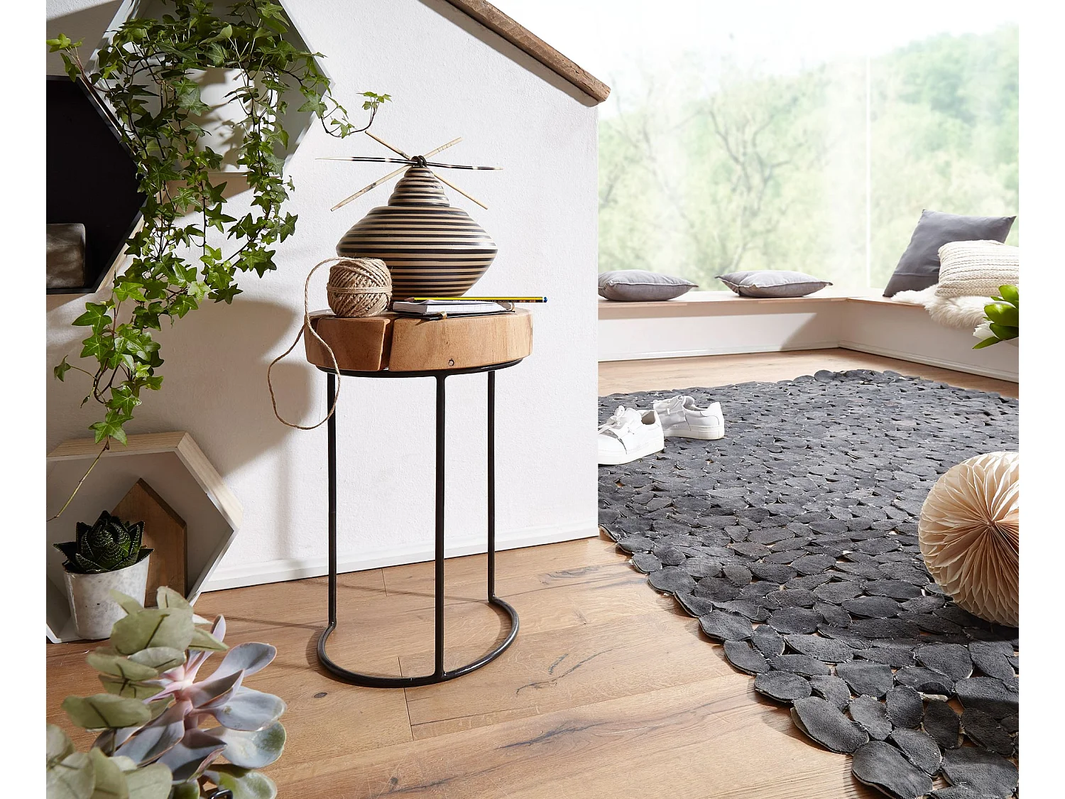 Beistelltisch Massivholz Wohnzimmertisch Metallbeine Landhaus Baumstamm