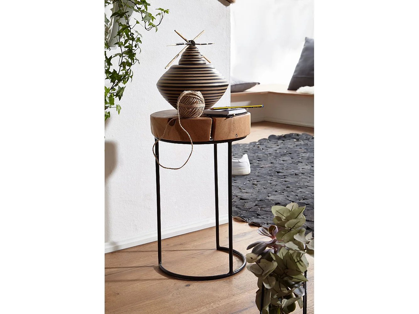 Beistelltisch Massivholz Wohnzimmertisch Metallbeine Landhaus Baumstamm