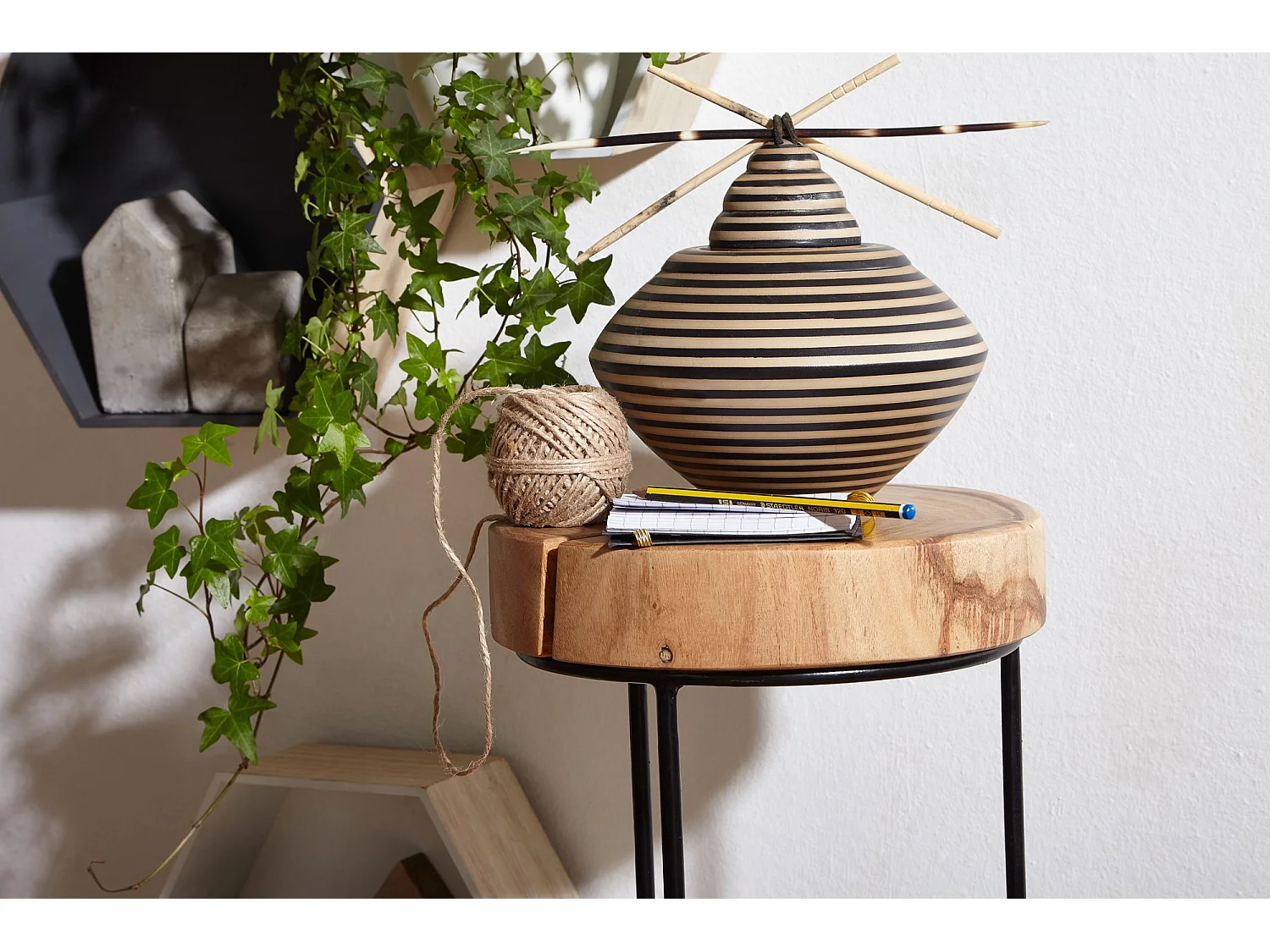 Beistelltisch Massivholz Wohnzimmertisch Metallbeine Landhaus Baumstamm