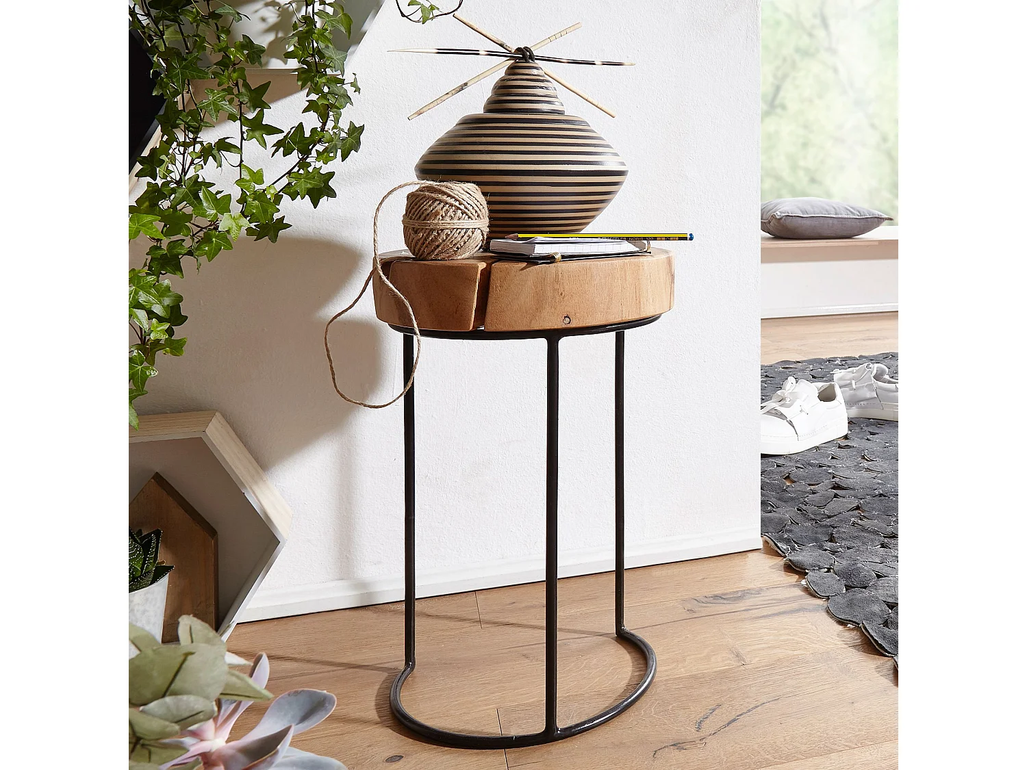 Beistelltisch Massivholz Wohnzimmertisch Metallbeine Landhaus Baumstamm