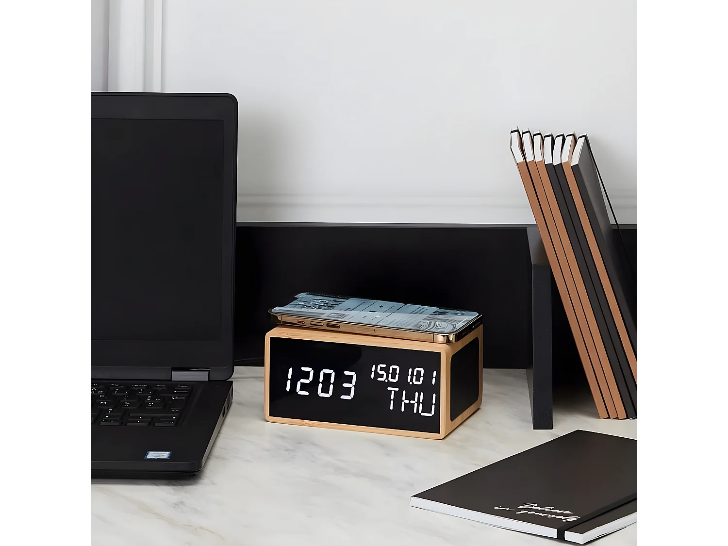 Petit Réveil et chargeur à induction