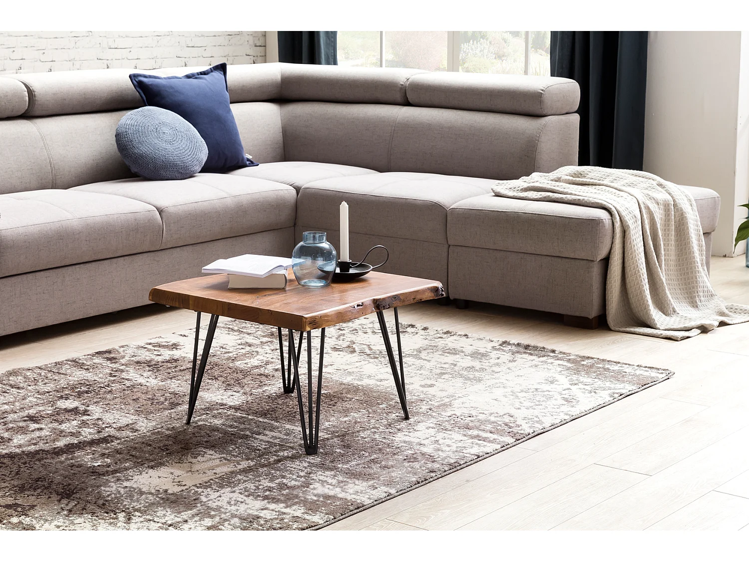 Couchtisch Baumkante 56x38x51 cm Sheesham Massivholz Metallbeine Wohnzimmertisch