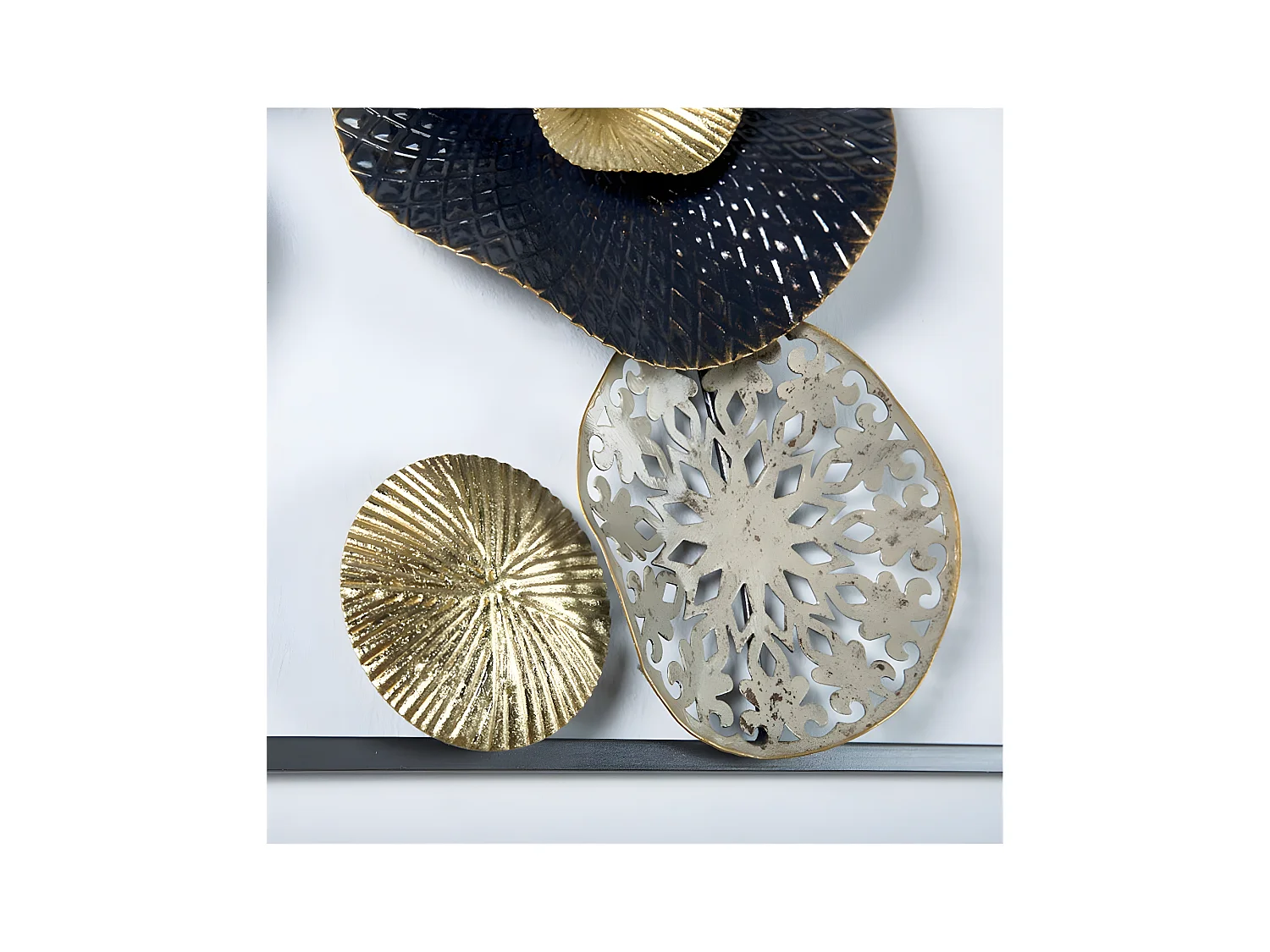 Adorno pared 50cm marco circulo plato, negro y oro mariella