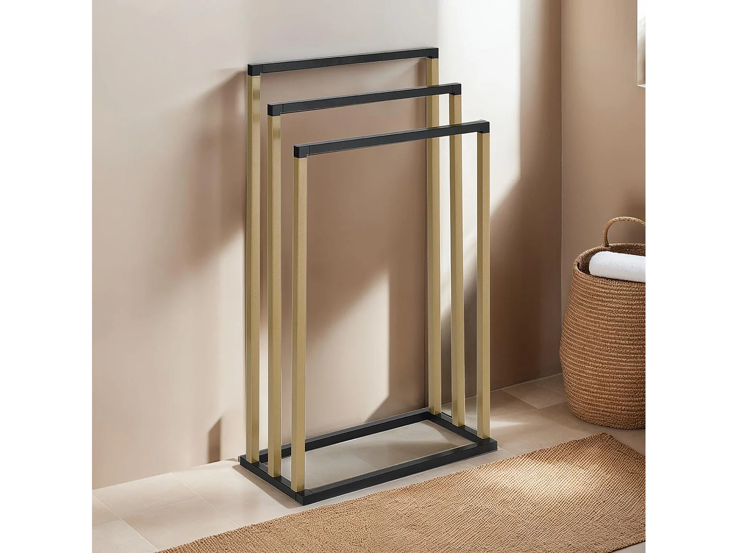 Porte-serviettes sur pied KUNO portant pour vêtements et linge de salle de bain avec 3 niveaux d'étendage, en métal noir et doré