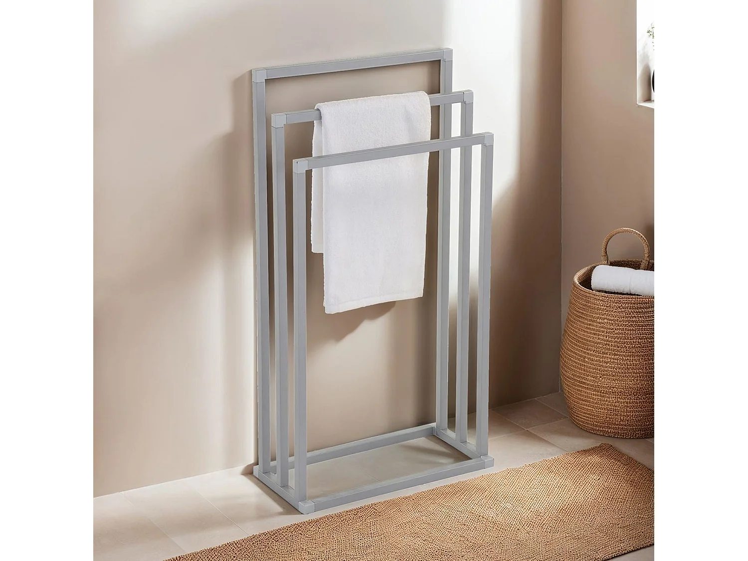 Porte-serviettes sur pied KUNO portant pour vêtements et linge de salle de bain avec 3 niveaux d'étendage, en métal gris clair