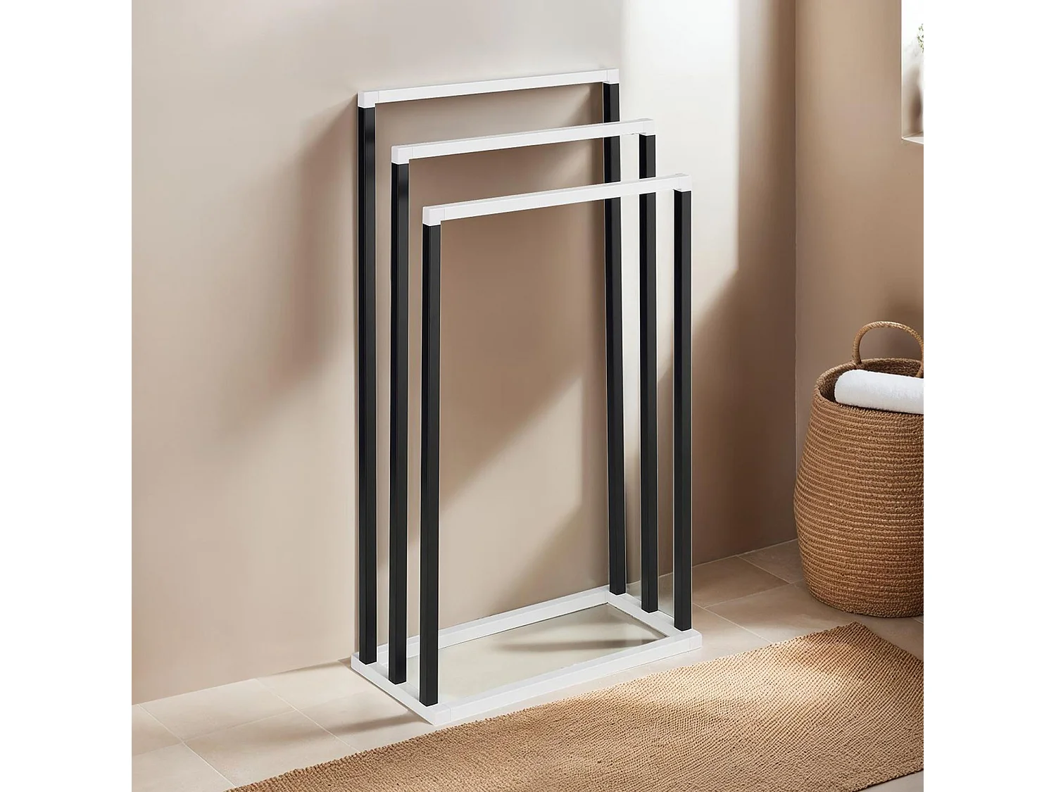 Porte-serviettes sur pied KUNO portant pour vêtements et linge de salle de bain avec 3 niveaux d'étendage, en métal noir et blanc