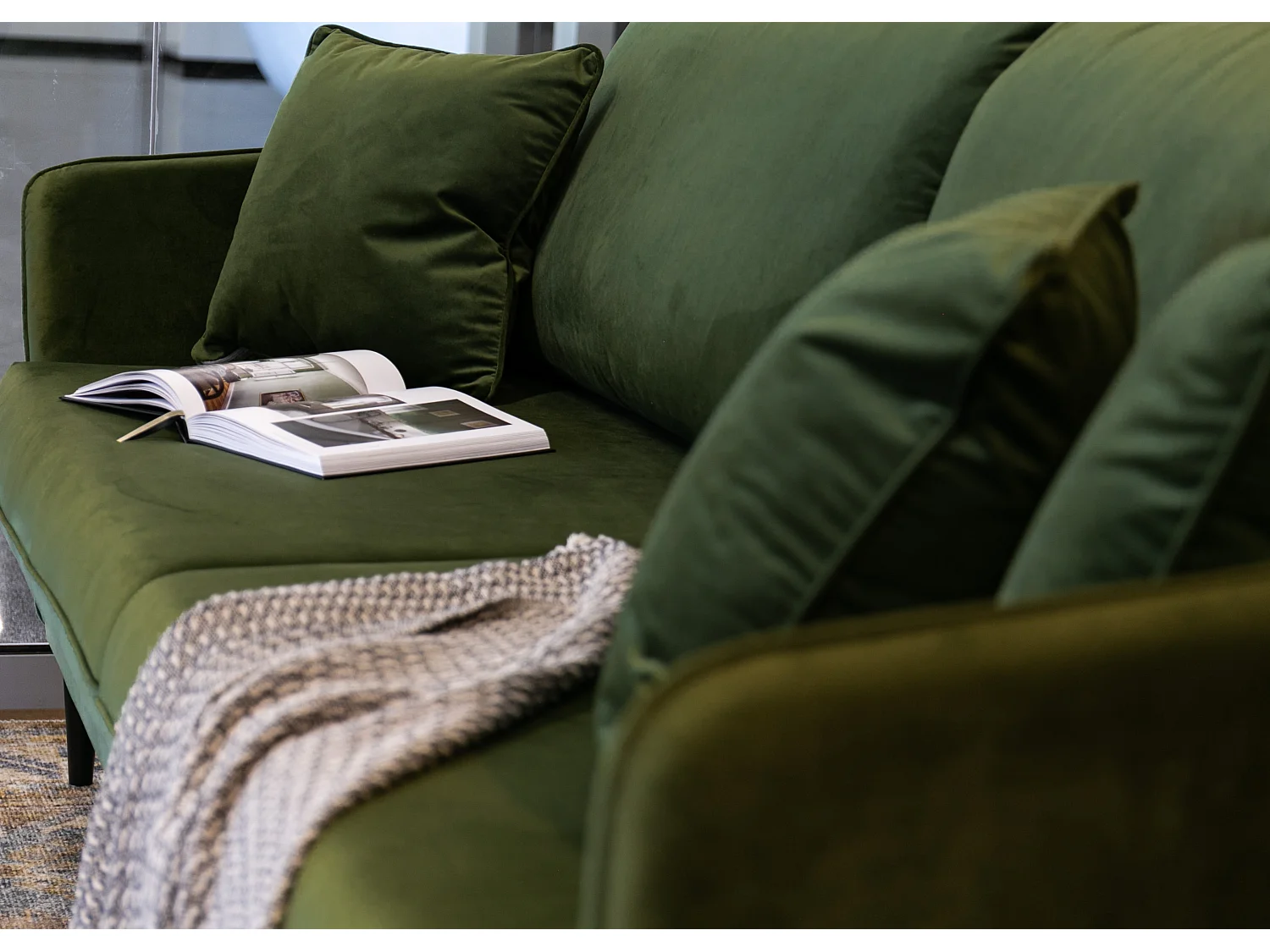 Sofa - 221 cm - Dreisitzer hydrophober Samt - oliv - schwarze Füße - VOLIO