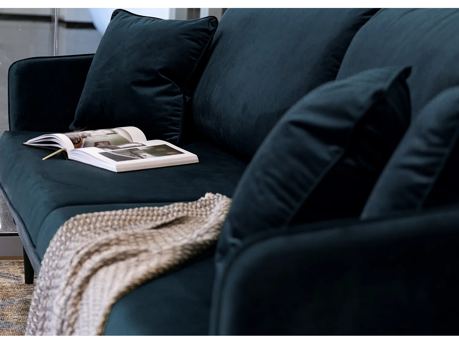 Canapé - 221 cm - trois places velours hydrophobe - bleu marin - pieds noirs - VOLIO