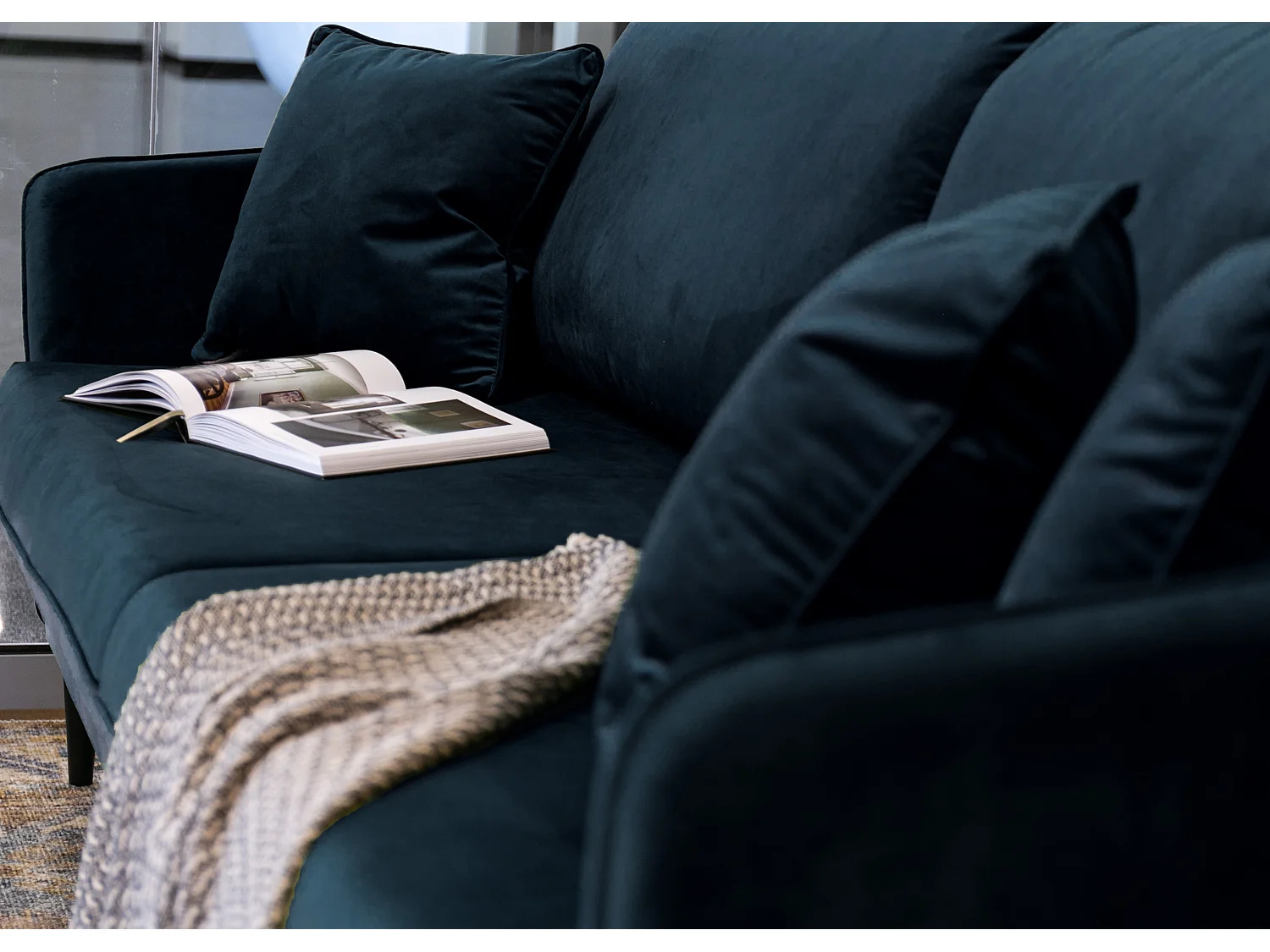 Canapé - 221 cm - trois places velours hydrophobe - bleu marin - pieds noirs - VOLIO