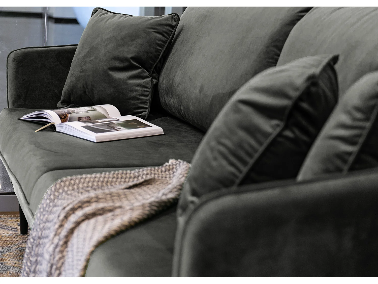 Sofa - 221 cm - Dreisitzer hydrophober Samt - grau - schwarze Füße - VOLIO