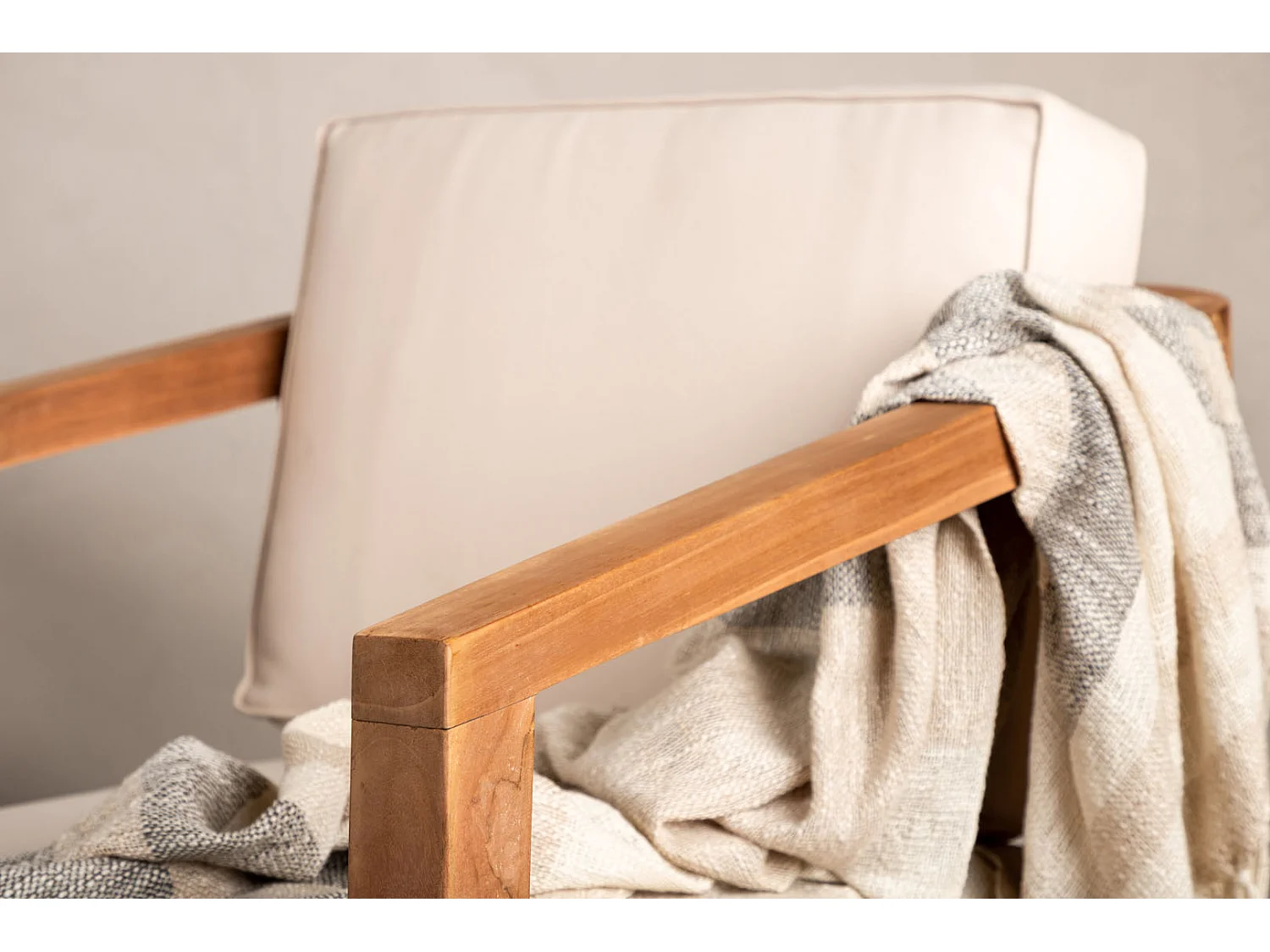 Cuscino da giardino Cushio per sedia color crema.