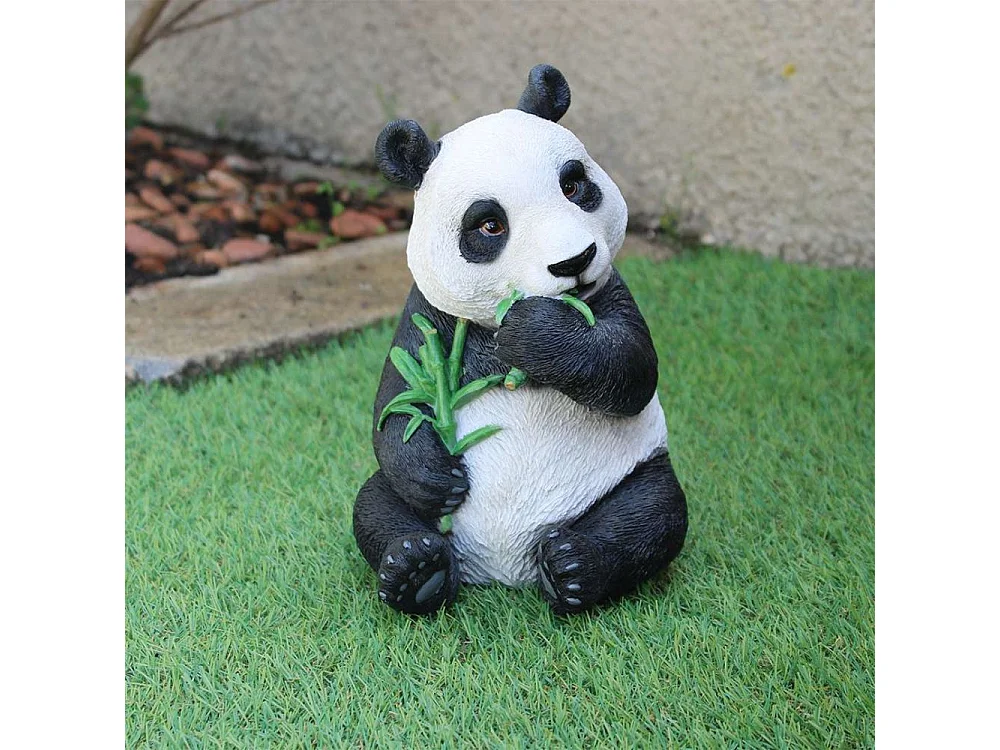 Panda mangeant de l'eucalyptus en résine