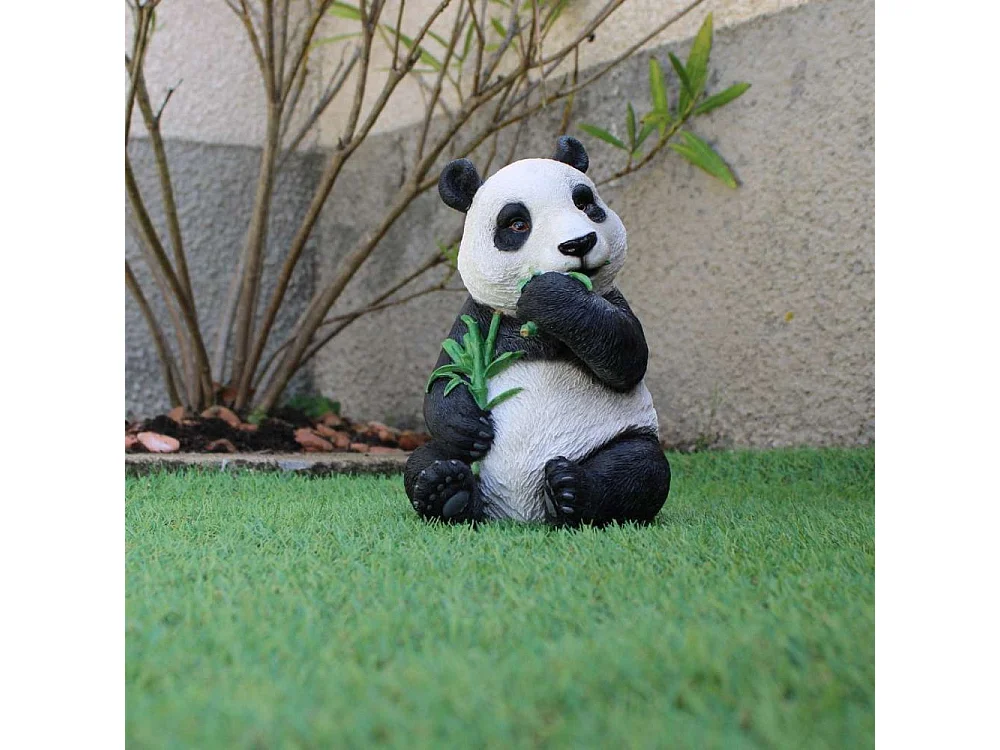 Panda mangeant de l'eucalyptus en résine