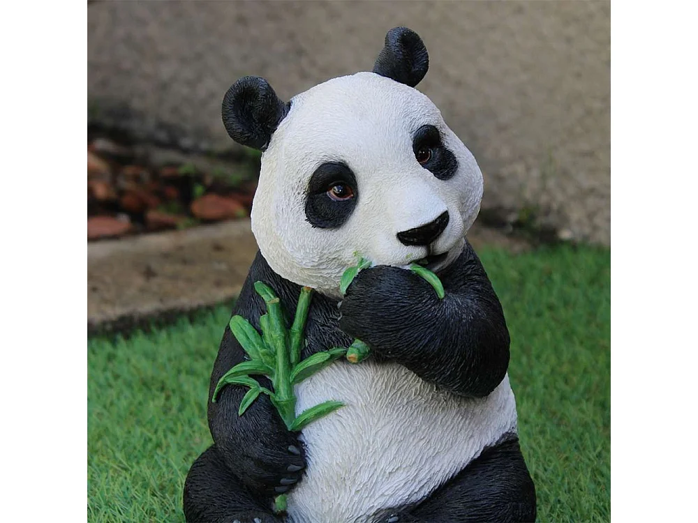 Panda mangeant de l'eucalyptus en résine