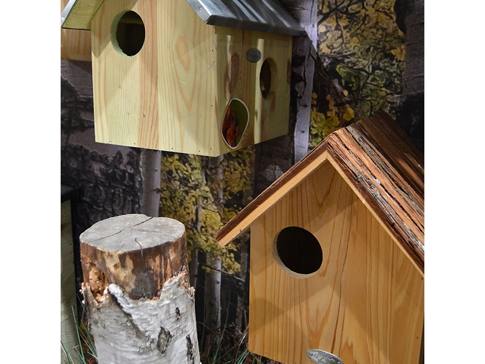 Nichoir pour écureuil avec toît en écorce