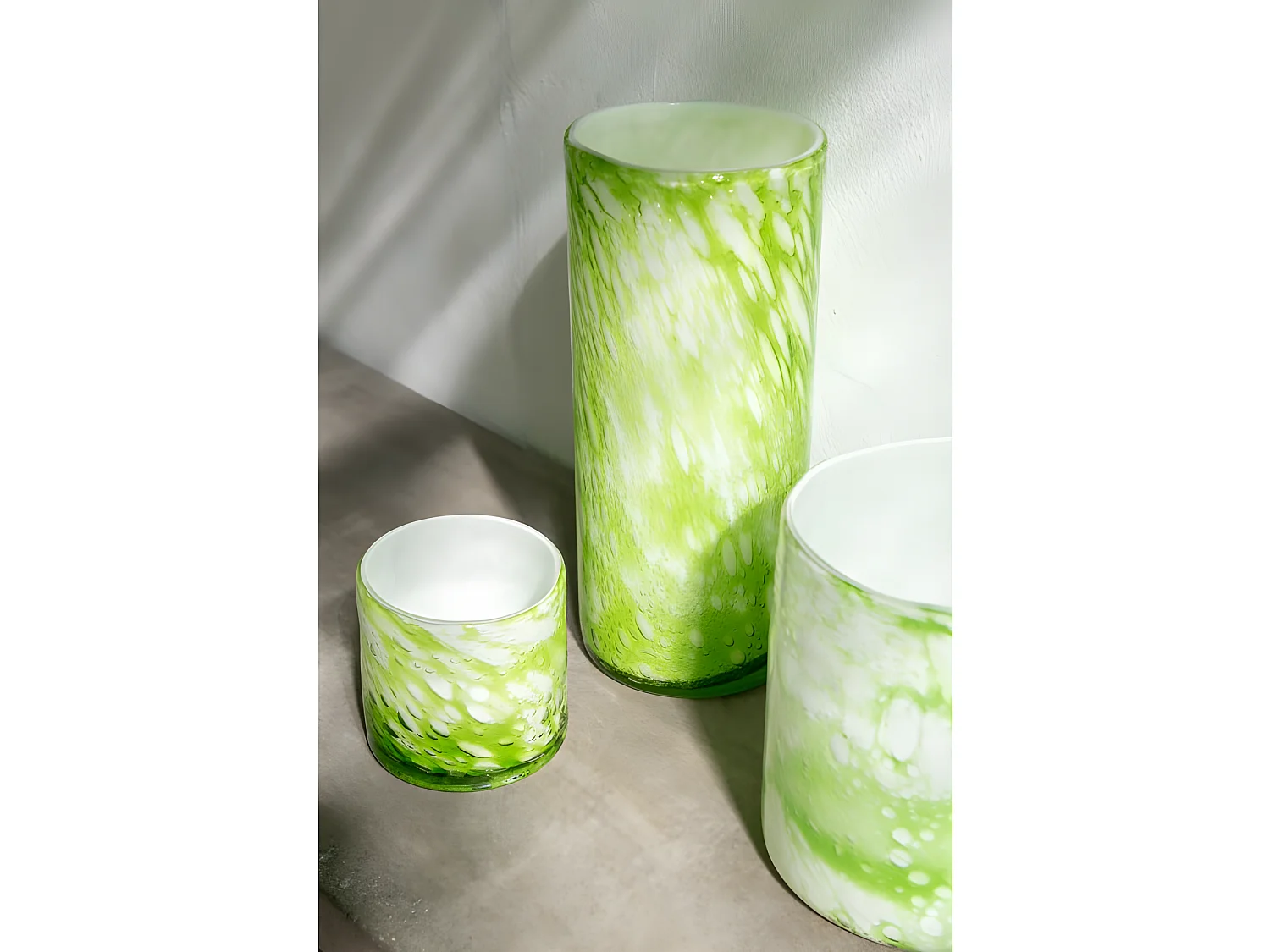 Portavelas de vidrio verde marmolado de 15x15x18 cm