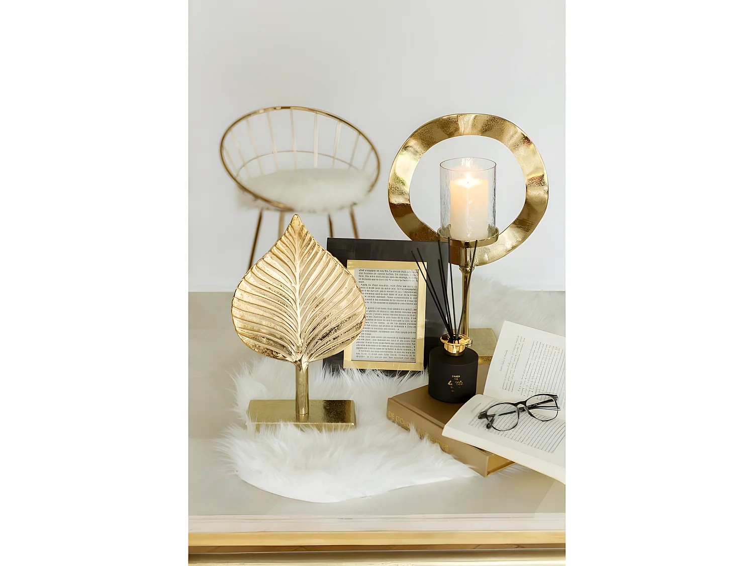 Portavelas redondo de cristal sobre base de aluminio dorado