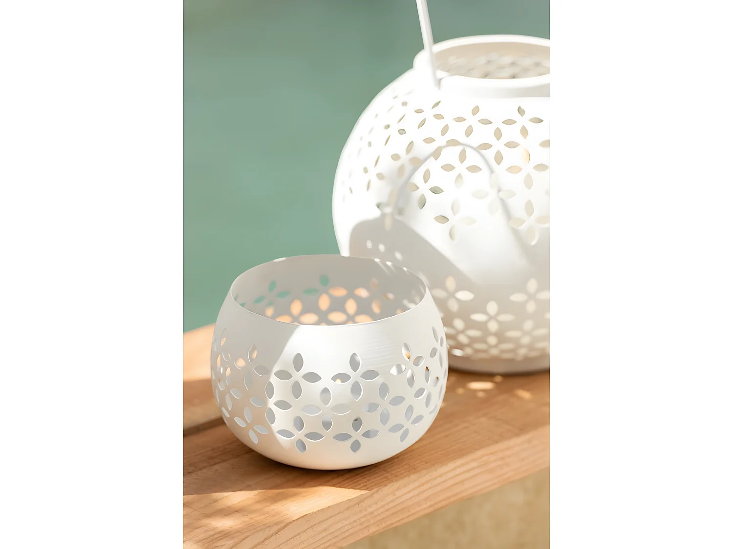 Lámpara de hierro perforada en blanco 13x13x9cm