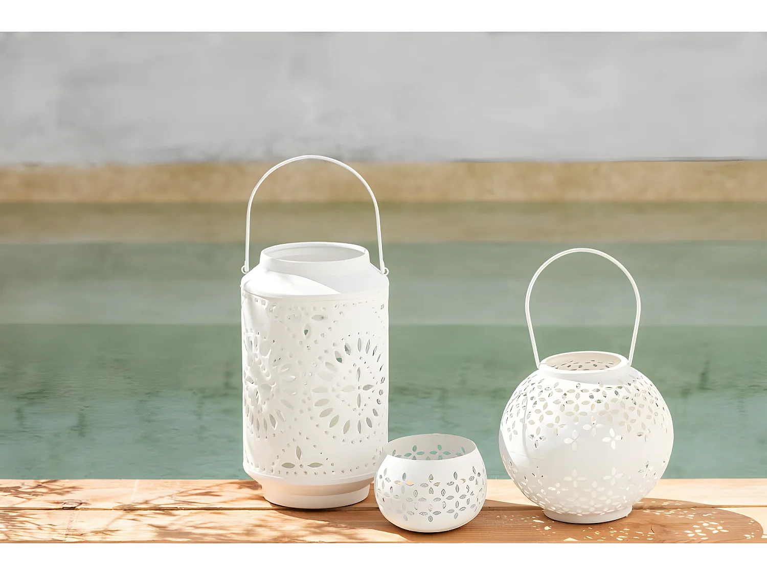 Lámpara de hierro perforada en blanco 13x13x9cm