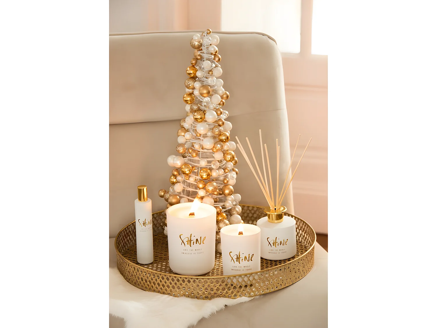 Cono di Natale con mini sfere in plastica oro 20x18x45 cm