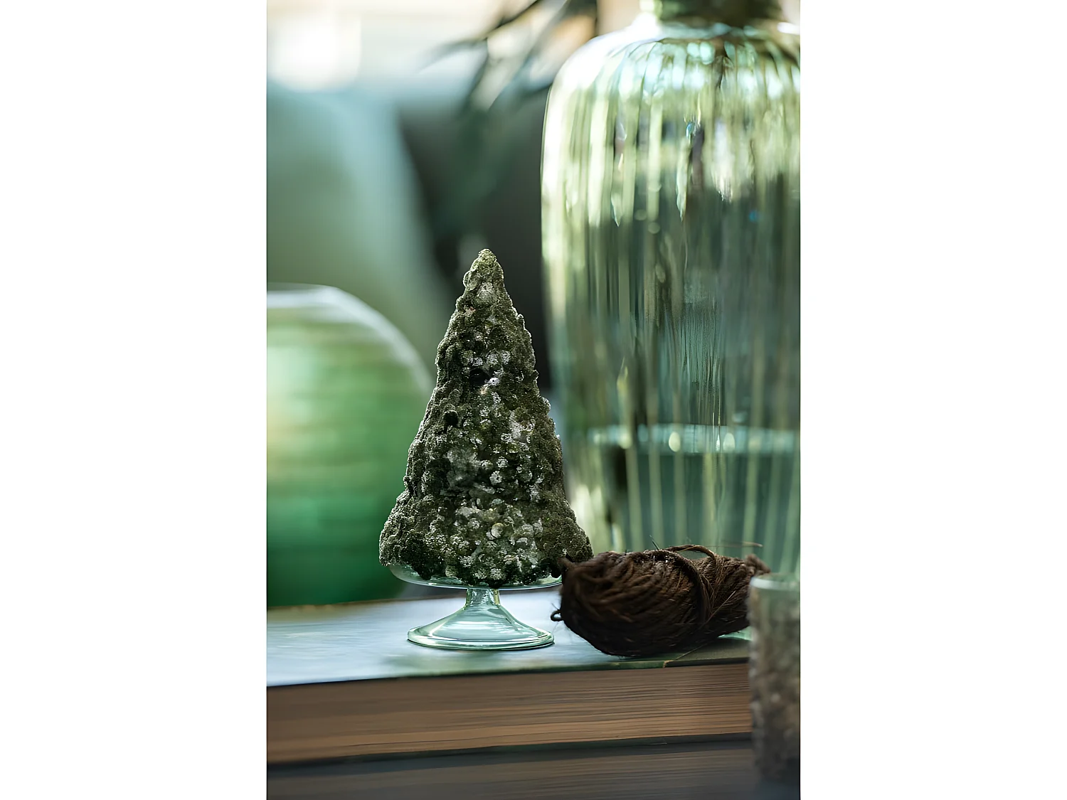 Árbol de Navidad decorativo con luces LED de vidrio verde de 8.5x8.5x15.5 cm