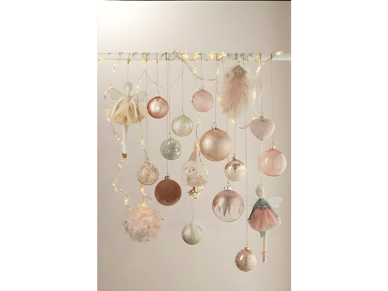 Boule de Noël avec plumes et paillettes en plastique saumon D7cm