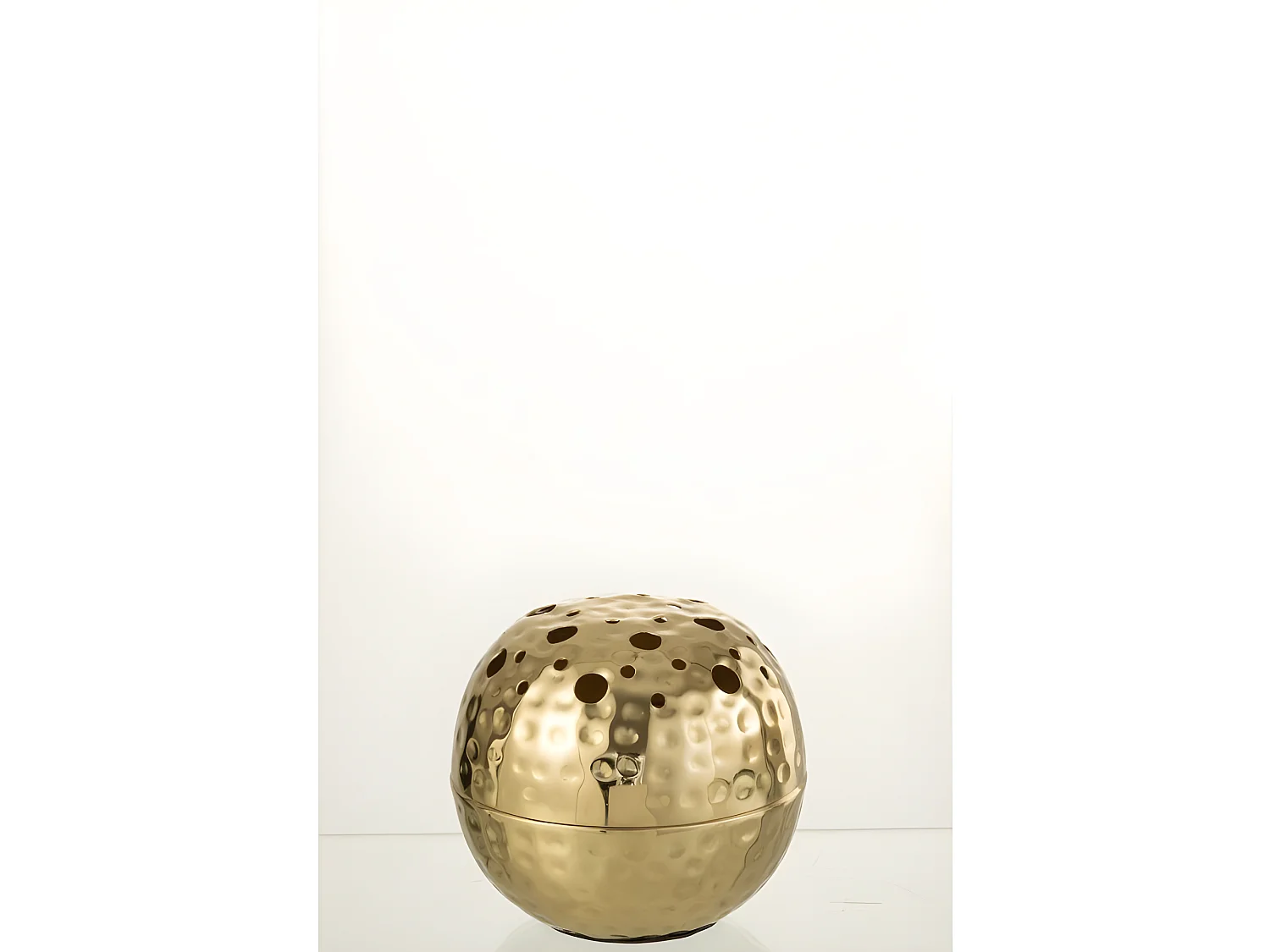 Jarrón redondo con agujeros de metal dorado 15x15x9 cm