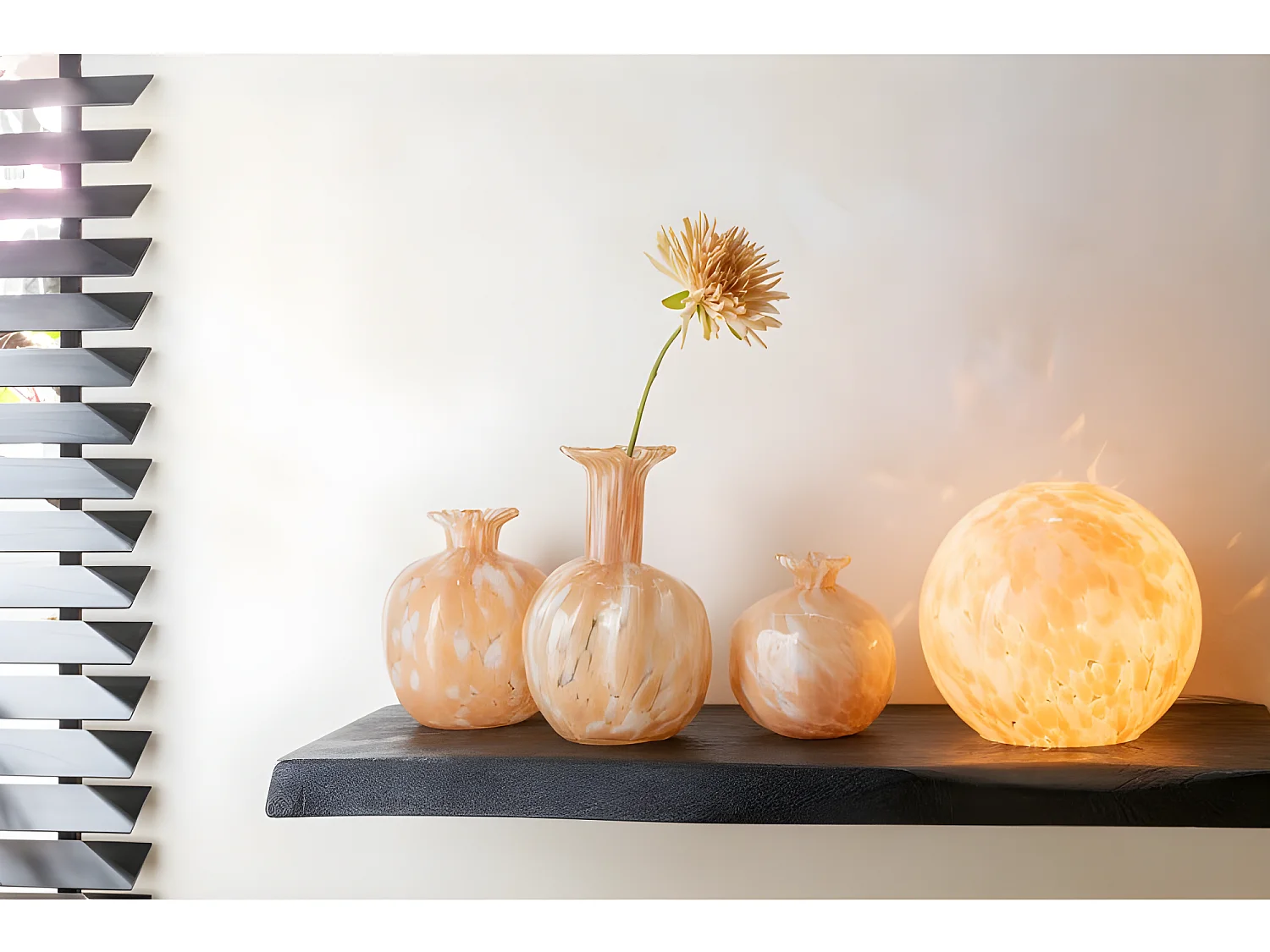 Jarrón de vidrio beige de 12x12x14 cm