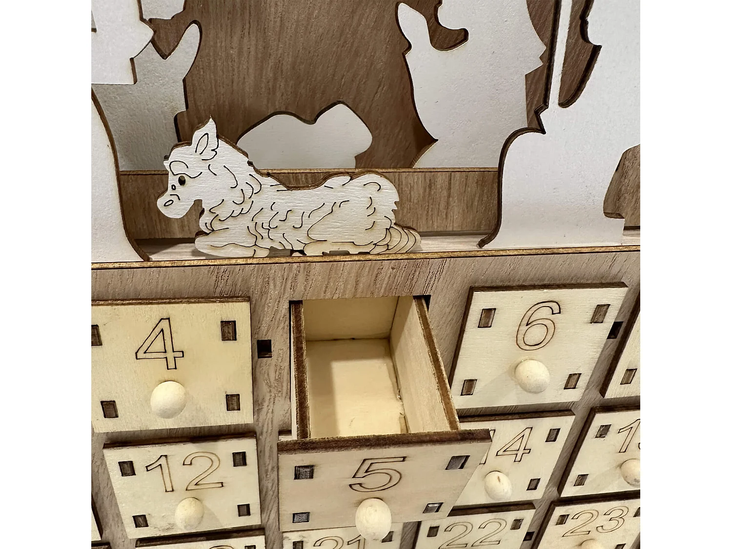 Calendrier de l'Avent avec 24 Tiroirs et Crèche en Bois Sculpté Décoration de Noël