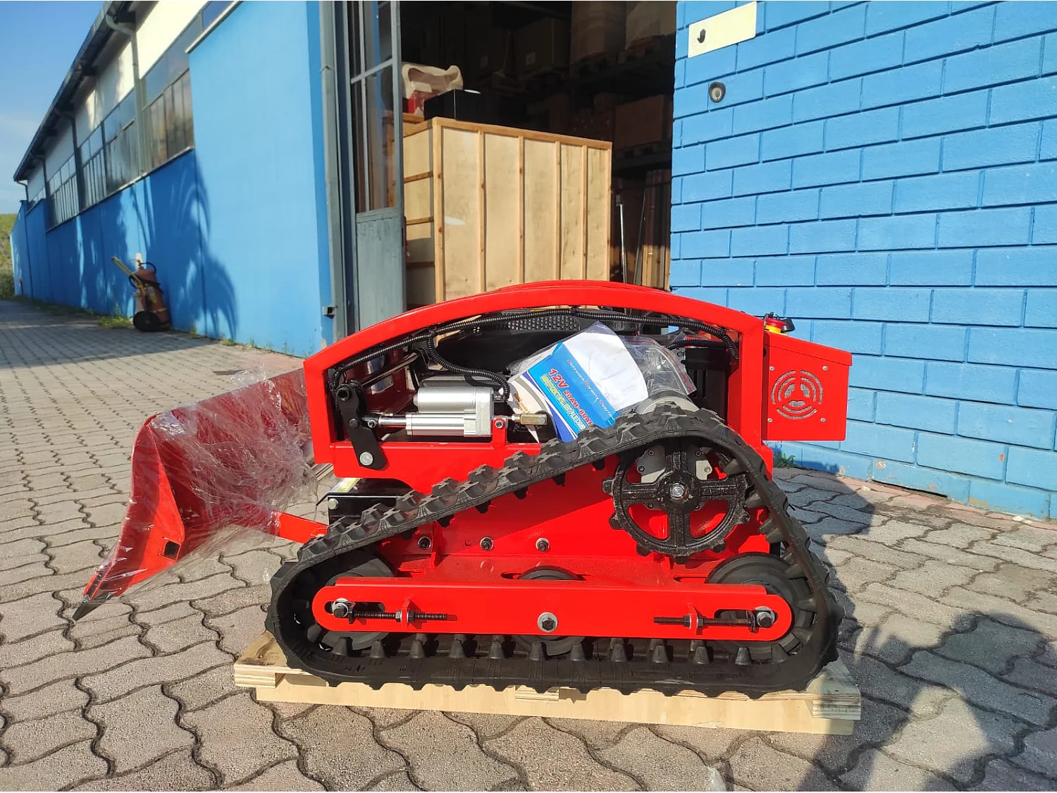 Tagliaerba Trincia Spalaneve Apripista Con Benna Cingolato Telecomandato con motore 200cc