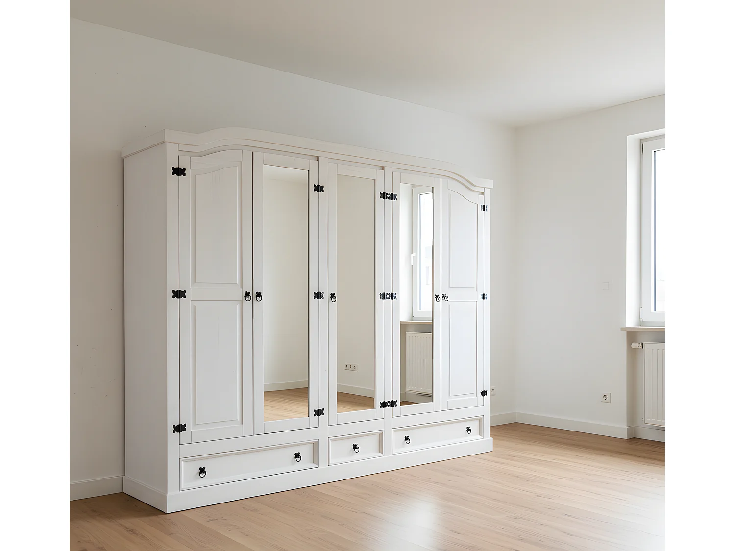 New Mexico Armoire 5 portes avec 3 portes miroirs, 2 portes lambrissées et 3 tiroirs en blanc ciré.