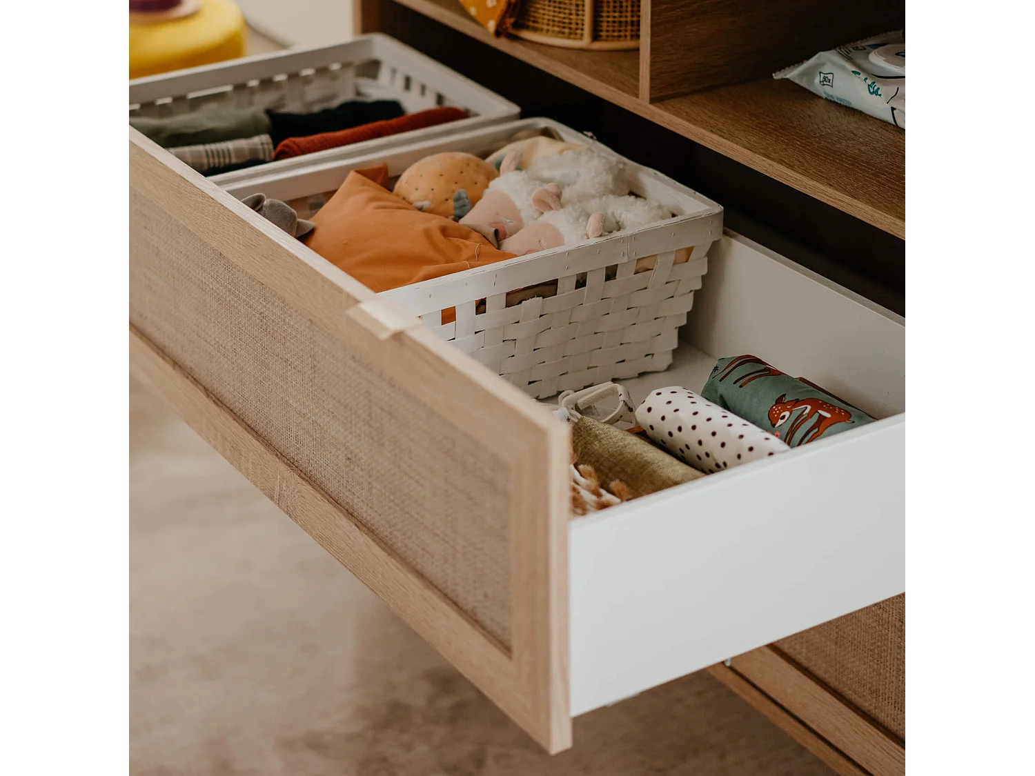 Commode à langer bébé 2 tiroirs en bois naturel effet cannage - CO7085
