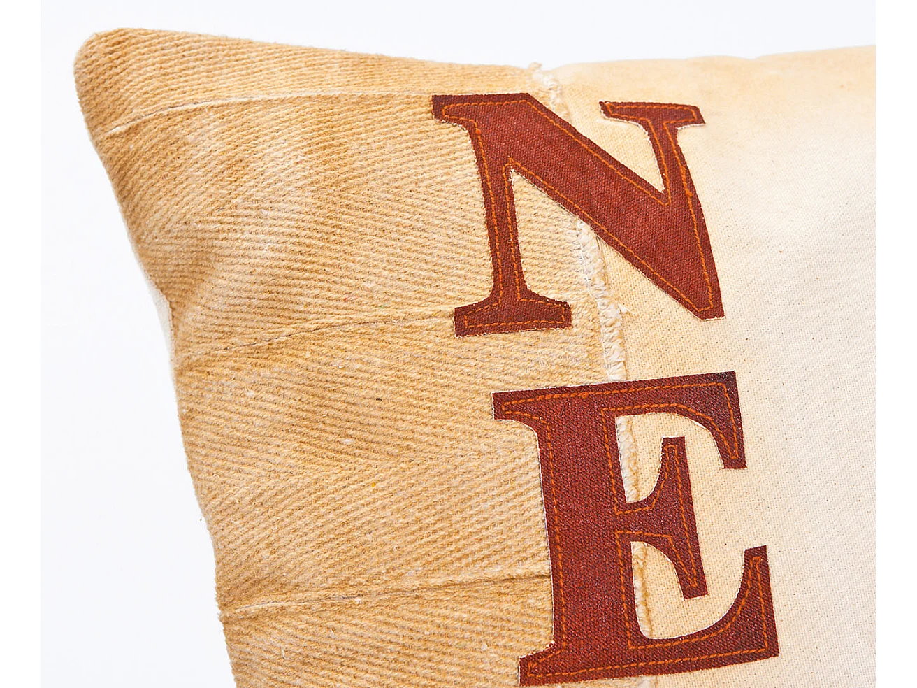 Almohada Likka marrón.