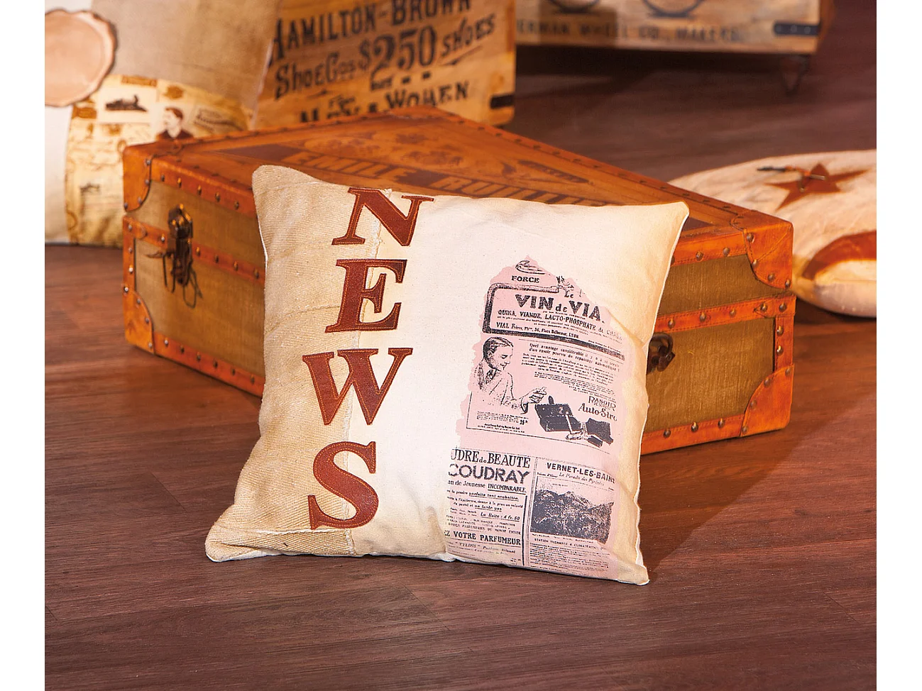 Almohada Likka marrón.