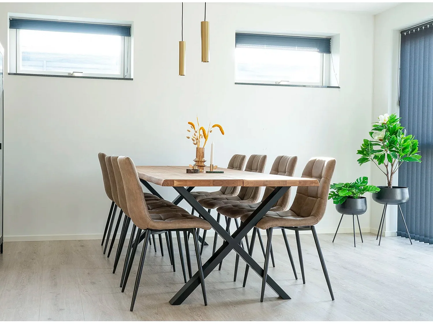 Table à manger industrielle TOULON – Chêne massif & acier noir, design avec bord ondulé-Beige-Largeur 240 cm