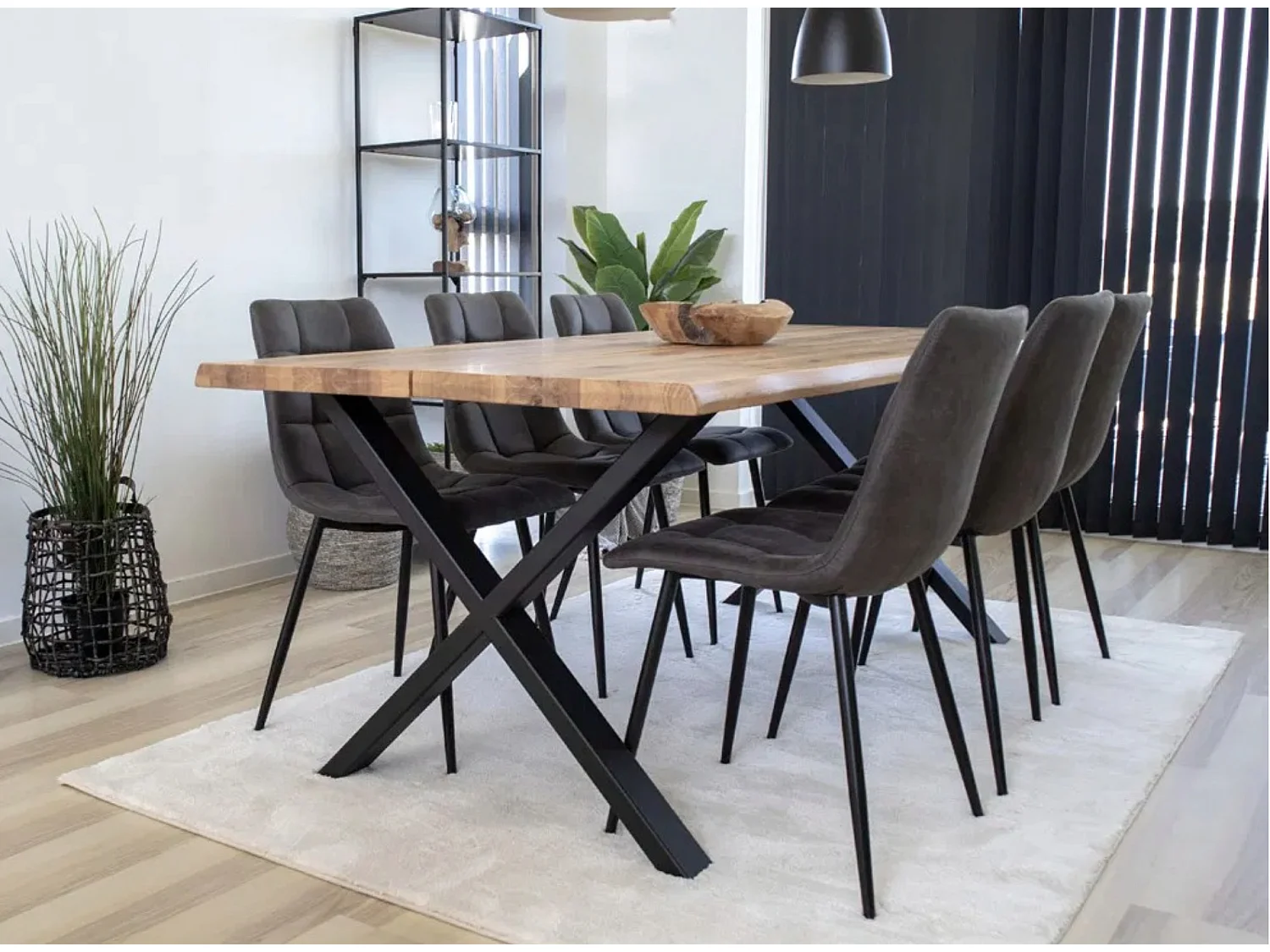 Table à manger industrielle TOULON – Chêne massif & acier noir, design avec bord ondulé-Beige-Largeur 240 cm