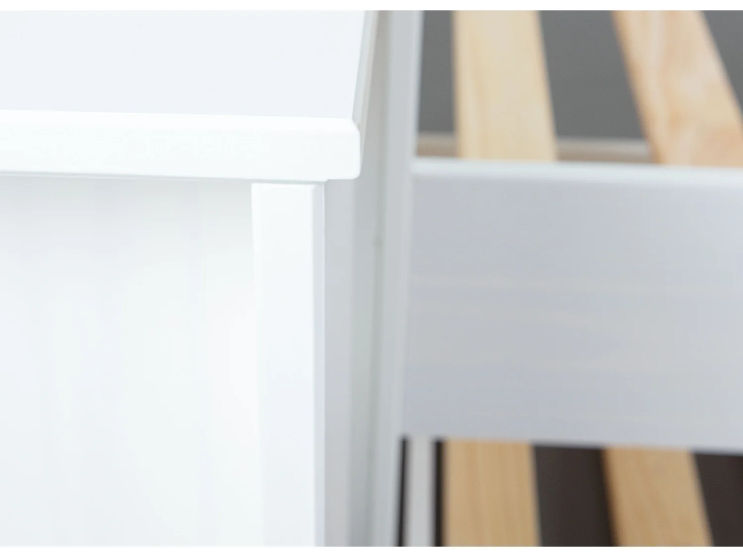 Negras bed en uitschuifbaar bed incl. 2 lattenbodems, 1 uitschuifbaar bureau met 2 vakken wit.