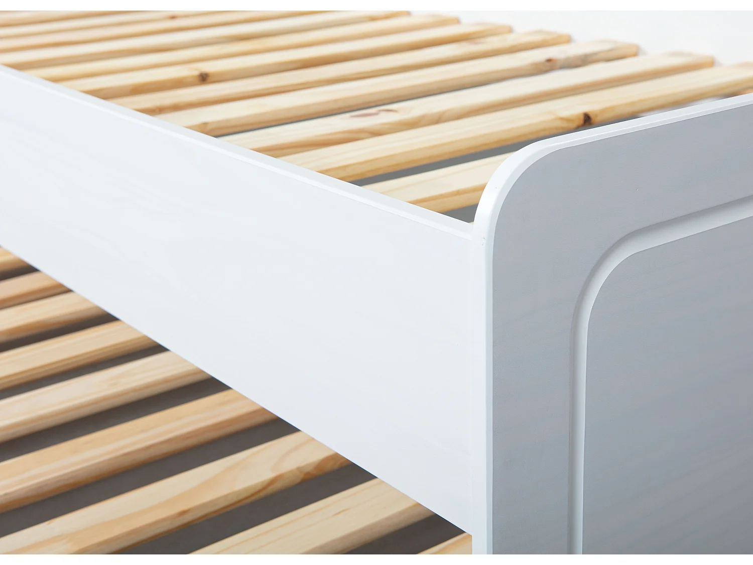 Negras bed en uitschuifbaar bed incl. 2 lattenbodems, 1 uitschuifbaar bureau met 2 vakken wit.