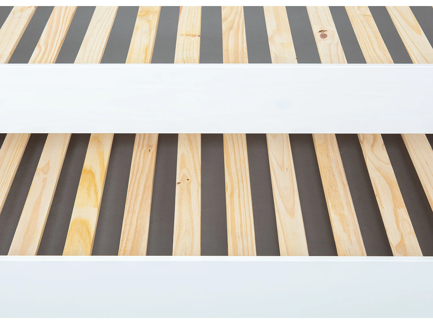 Negras bed en uitschuifbaar bed incl. 2 lattenbodems, 1 uitschuifbaar bureau met 2 vakken wit.