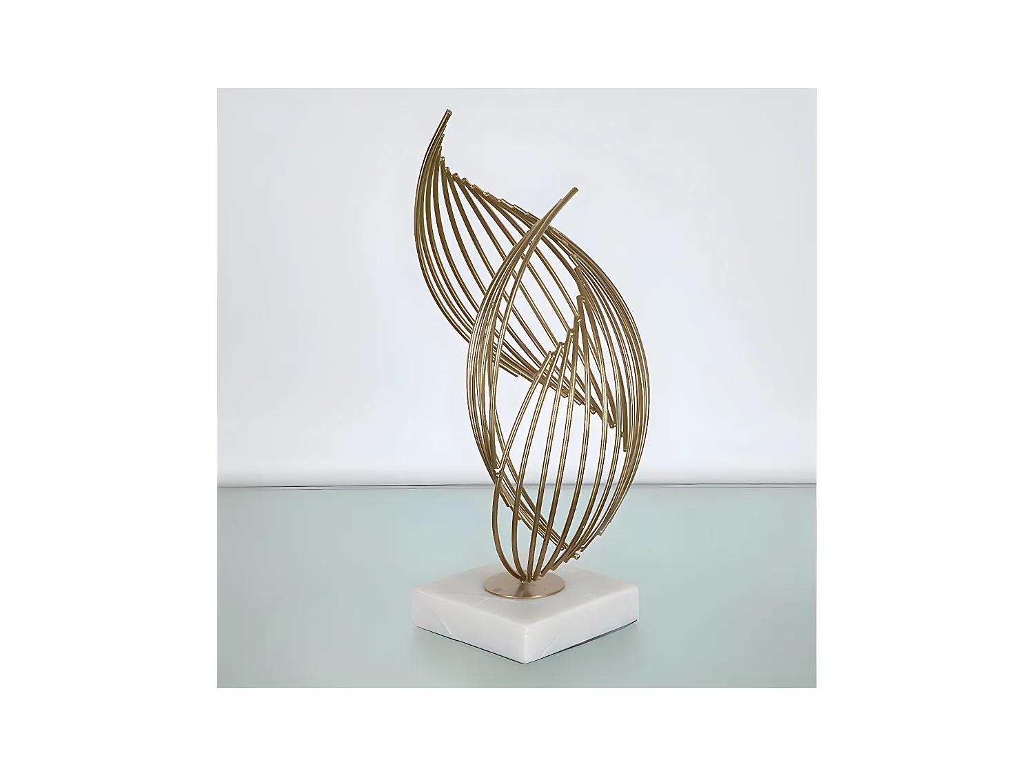 Adorno espiral en hierro dorado con base de marmol eclipse