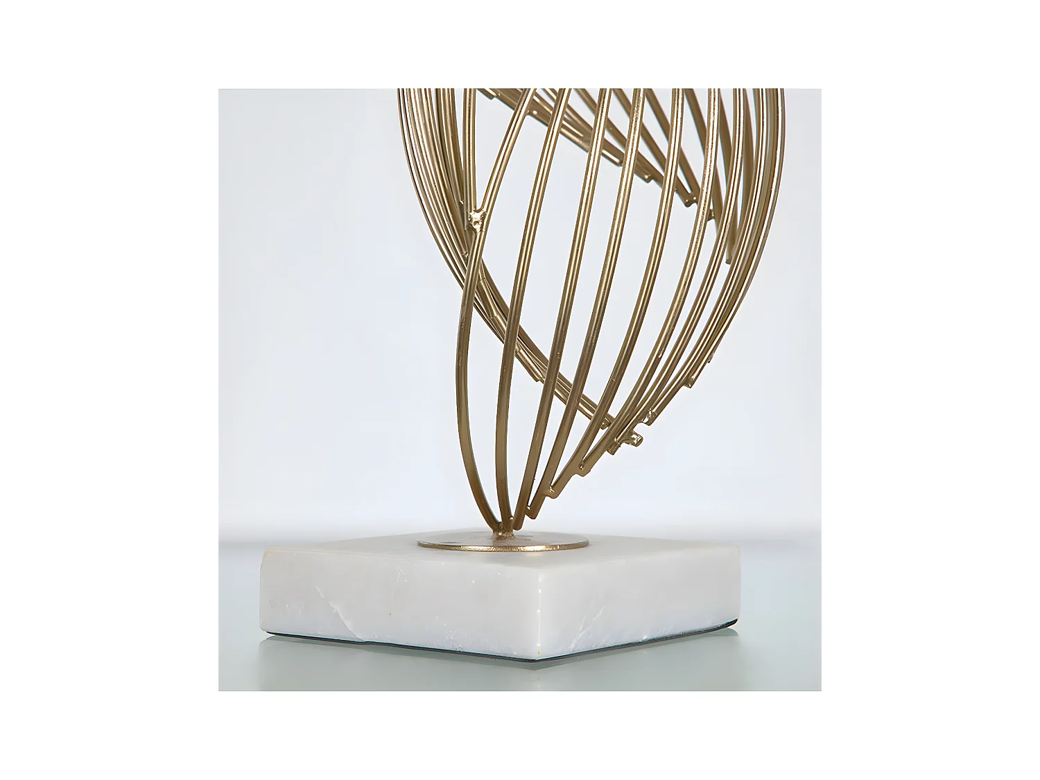 Adorno espiral en hierro dorado con base de marmol eclipse