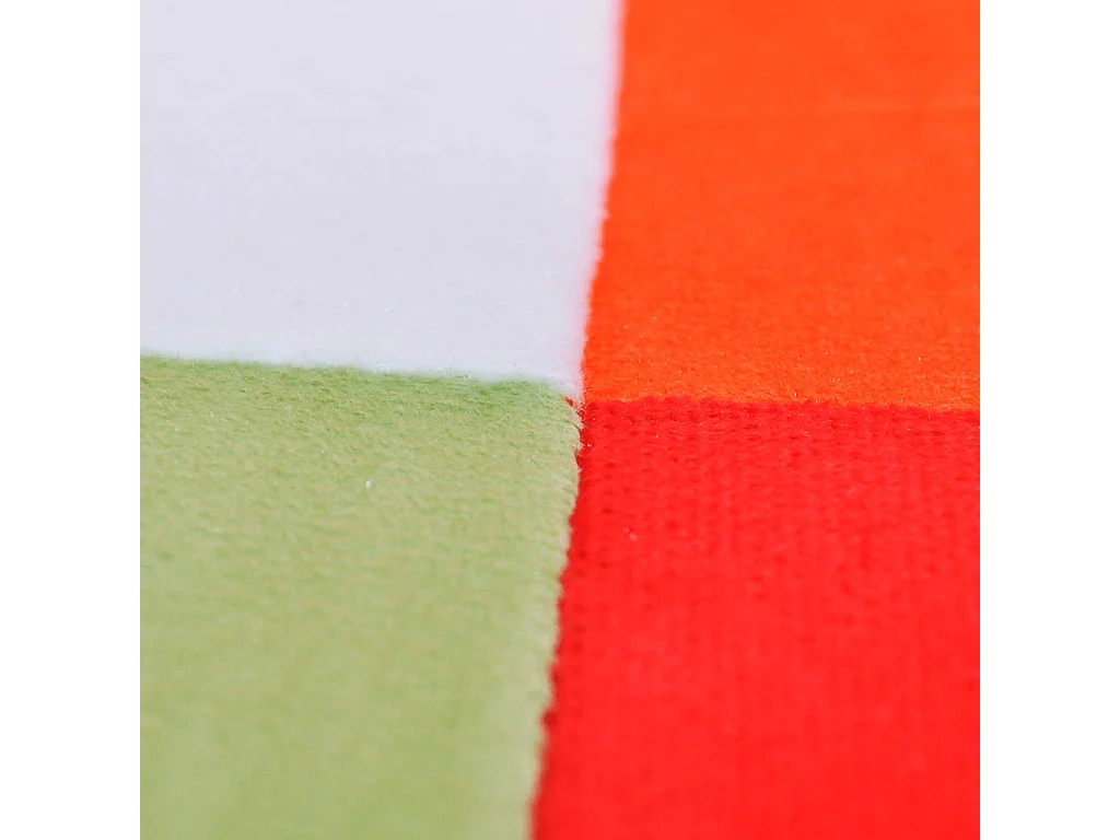 Poltrona cubo com pés cromados, tecido com design de retalhos